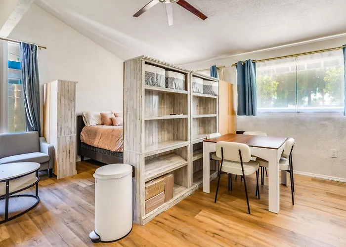 4 Mi To Camelback Mountain! Couple's Haven Apartment Phoenix