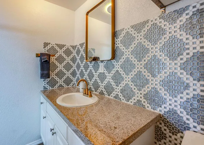 Apartment 4 Mi To Camelback Mountain! Couple's Haven